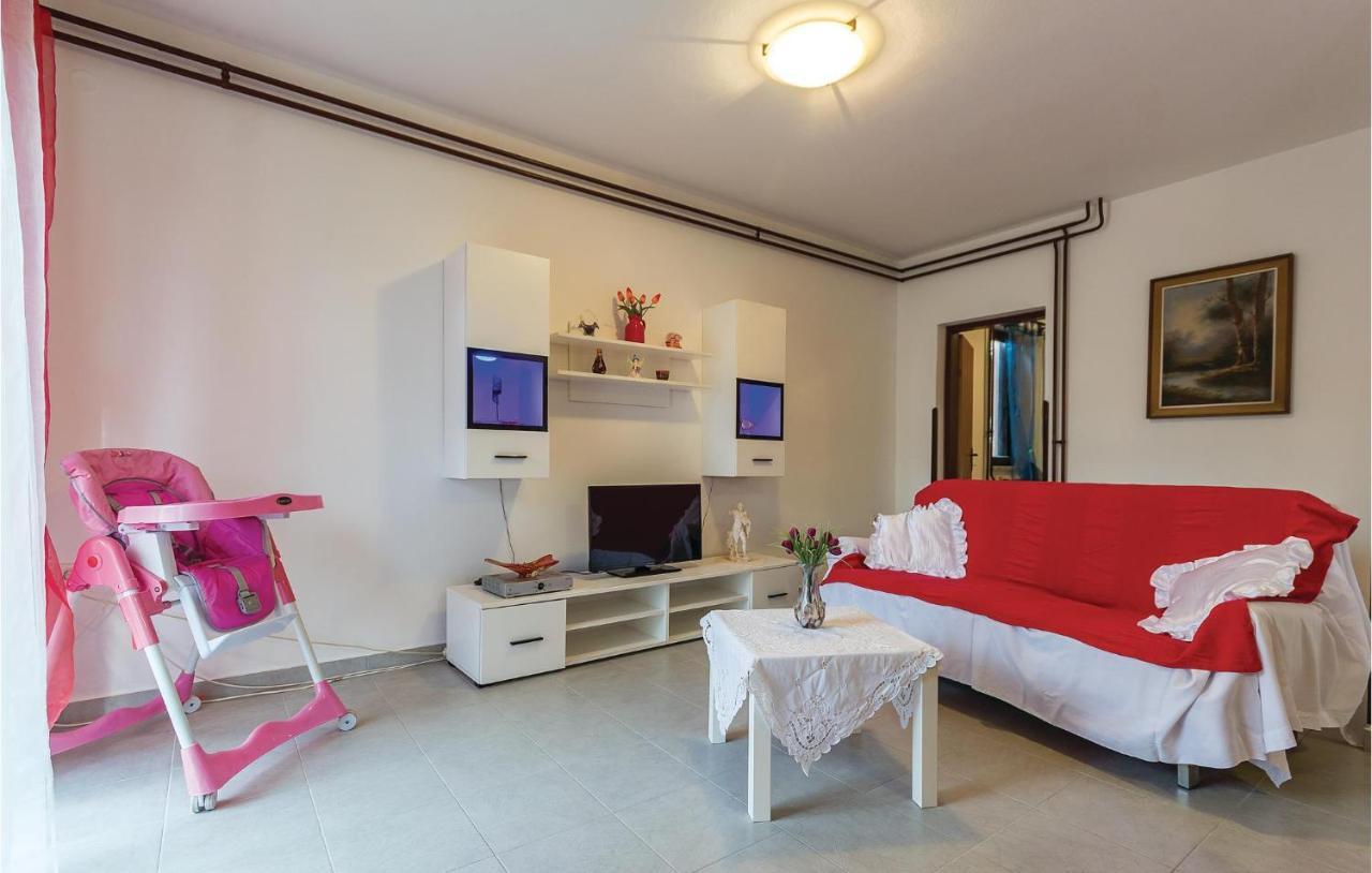3 Bedroom Beautiful Apartment In Medulin Exterior foto
