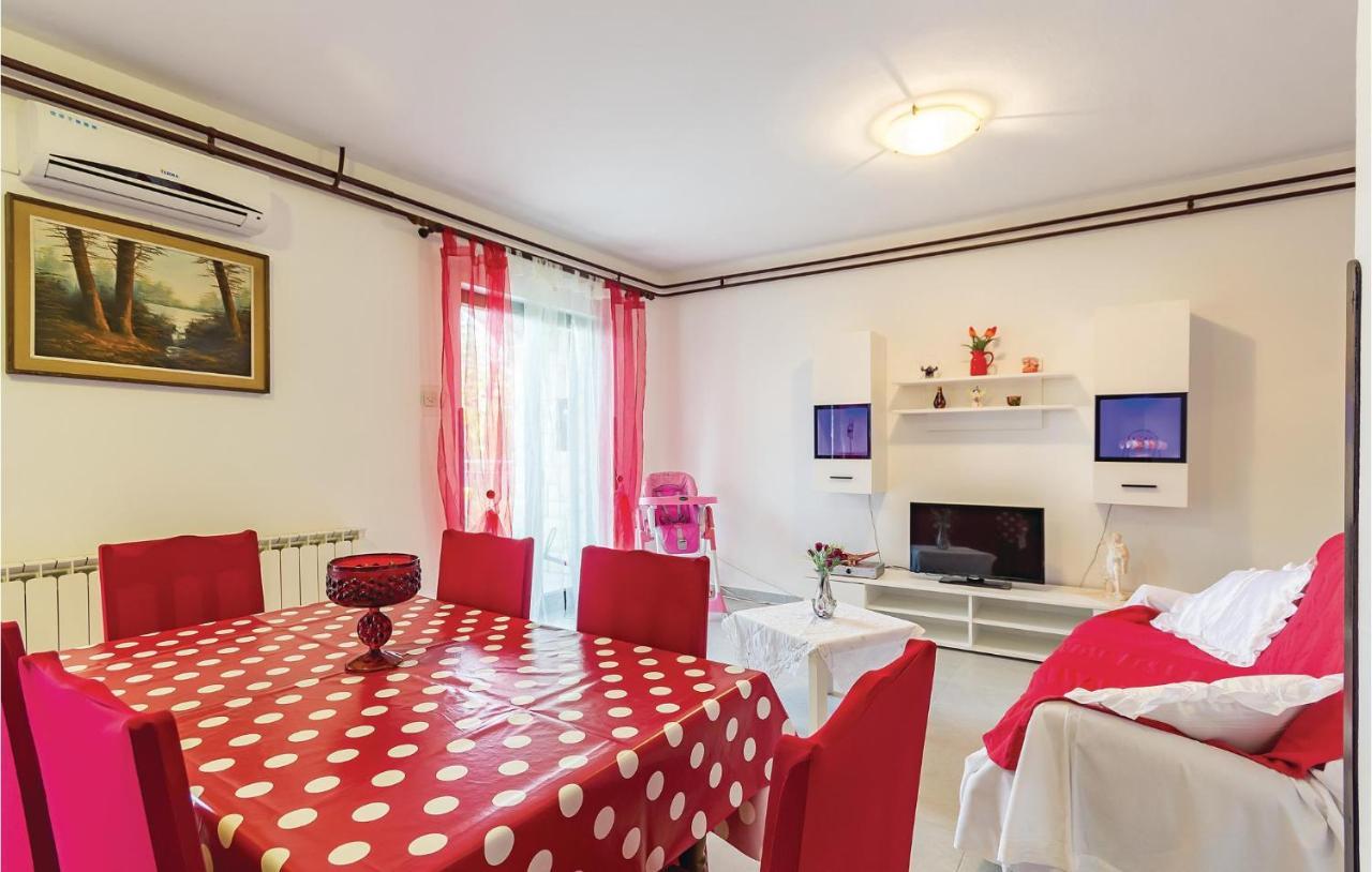 3 Bedroom Beautiful Apartment In Medulin Exterior foto