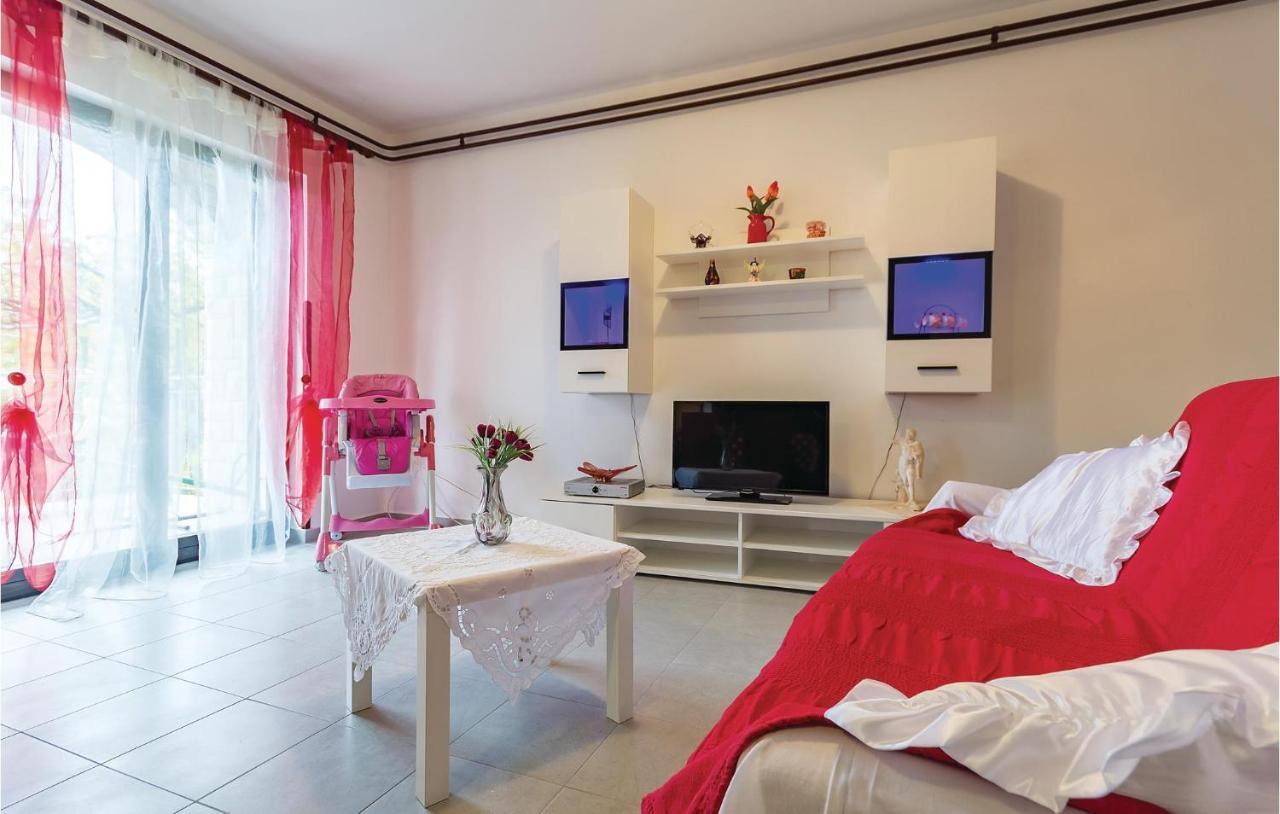 3 Bedroom Beautiful Apartment In Medulin Exterior foto